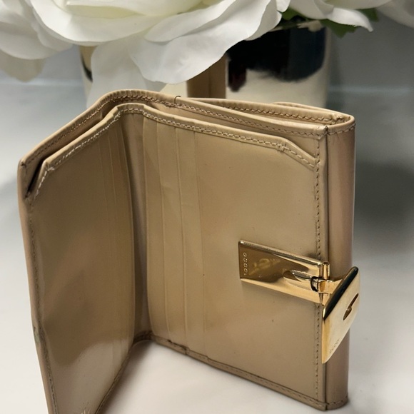 Gucci Cream Leather Wallet with Gold Clasp EUC! - Picture 11 of 11